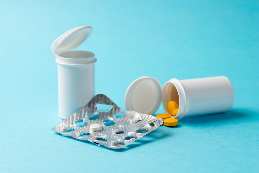 Supervisor in Boise construction site reviewing opioid drug testing policy with Fastest Labs representative